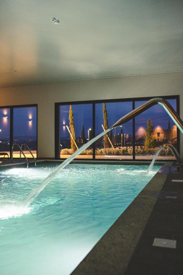 Mw Douro Wine & Spa Santa Marta de Penaguião Exterior foto The swimming pool at the hotel
