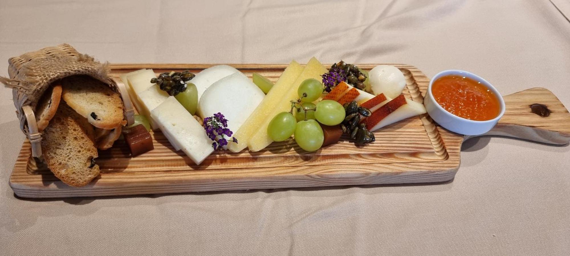Mw Douro Wine & Spa Santa Marta de Penaguião Exterior foto Cheese platter